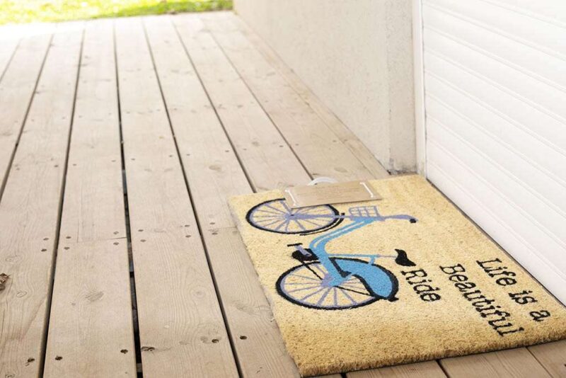 שטיח אופניים וכיתוב לכניסה